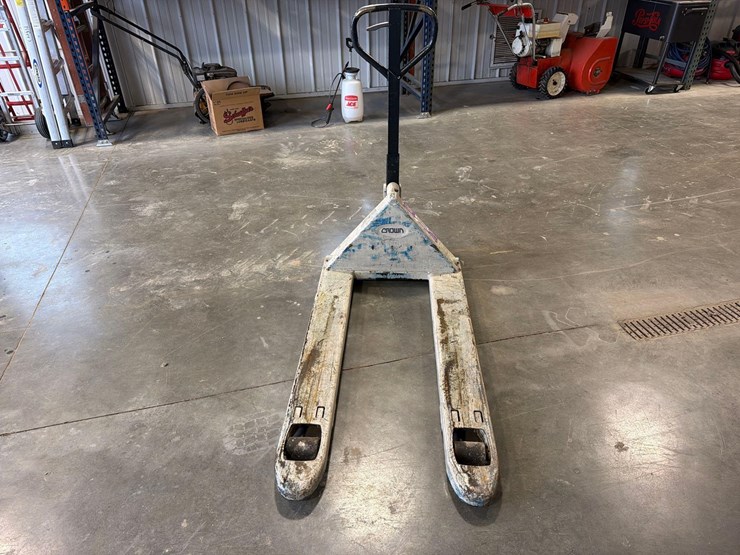 crown-pallet-jack-image-4