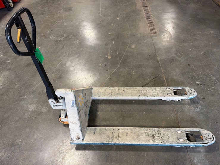 crown-pallet-jack-image-2