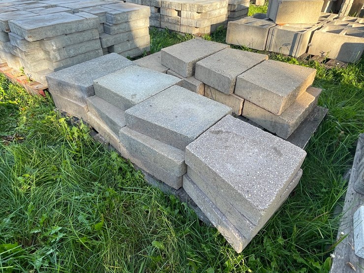 #3194-•-pallet-of-concrete-landscaping-pavers-image-5