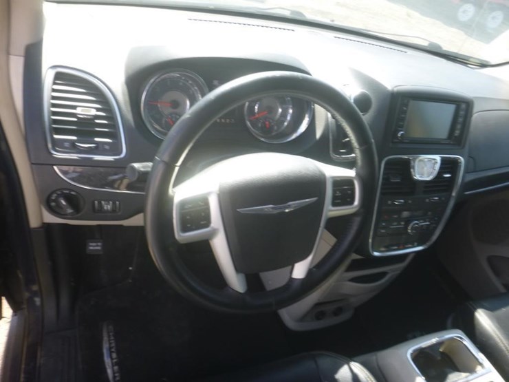 2014-chrysler-town-&-country-image-11