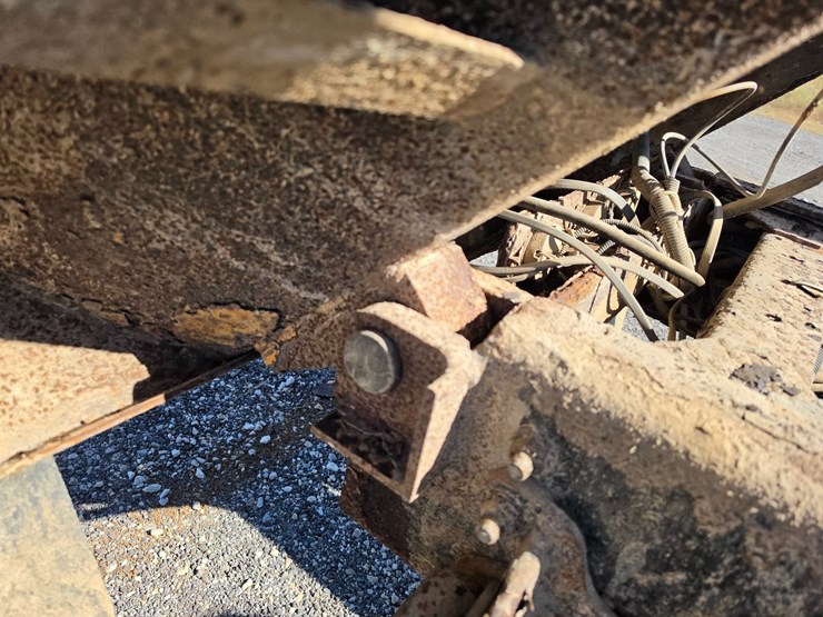 2011-freightliner-m2-106-image-35