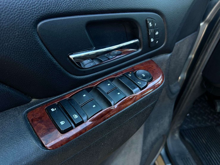 2011-chevrolet-silverado-2500hd-ltz-image-11