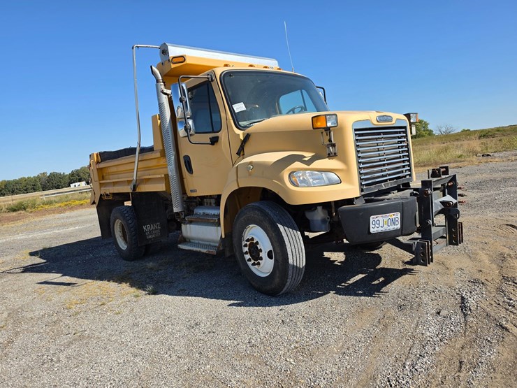 2011-freightliner-m2-106-image-19