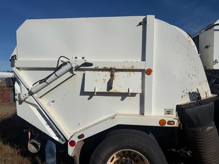 2002-freightliner-fc70-image-48