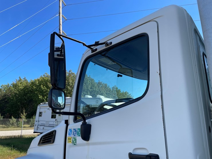 2007-hino-268-image-17