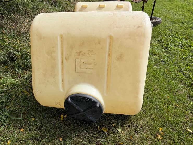#4040-•-plastic-saddle-tanks-image-2