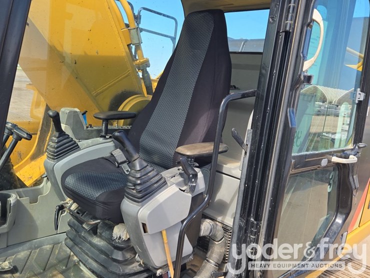 2019-caterpillar-352-image-79