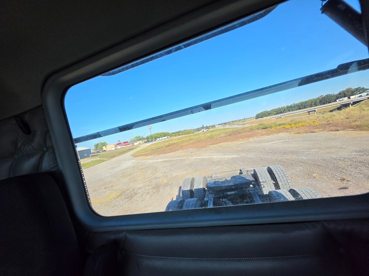 2016-freightliner-columbia-120-image-68
