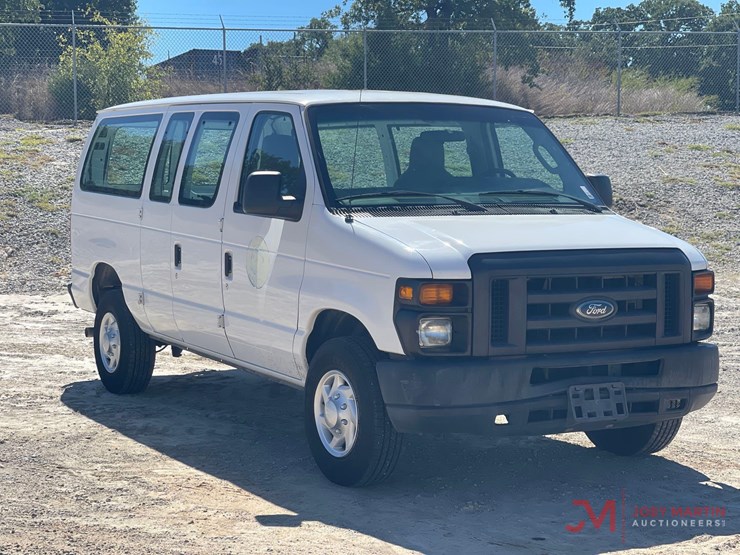 2014-ford-cargo-image-1