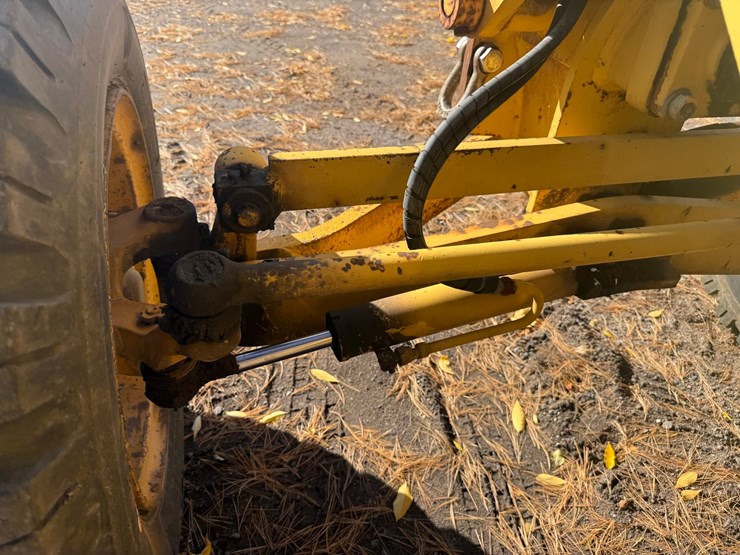 #3534-•-komatsu-gd305a-motor-grader-image-10
