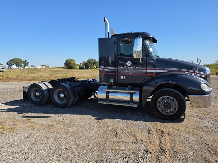 2016-freightliner-columbia-120-image-19