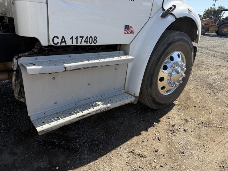 2016-freightliner-mechanics-truck-image-18