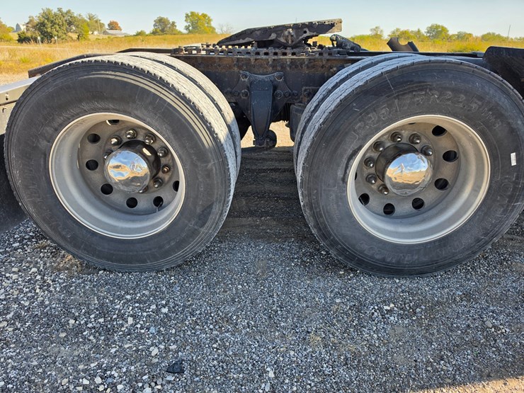 2016-freightliner-columbia-120-image-91