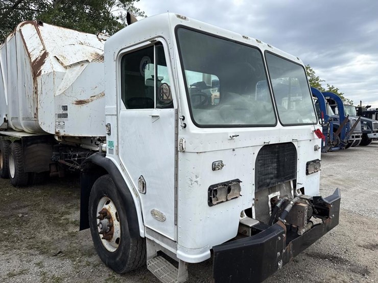 2005-peterbilt-320-image-11