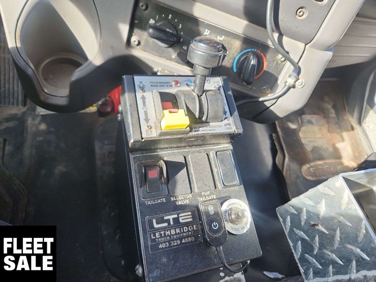 2018-freightliner-m2-106-image-17