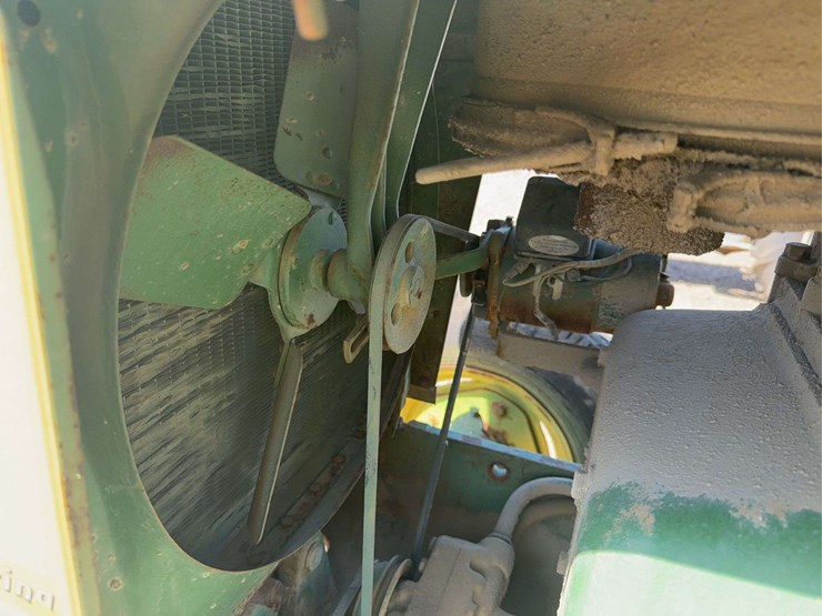 john-deere-820-image-22
