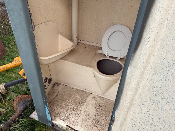 #4018-•-porta-potty-image-5
