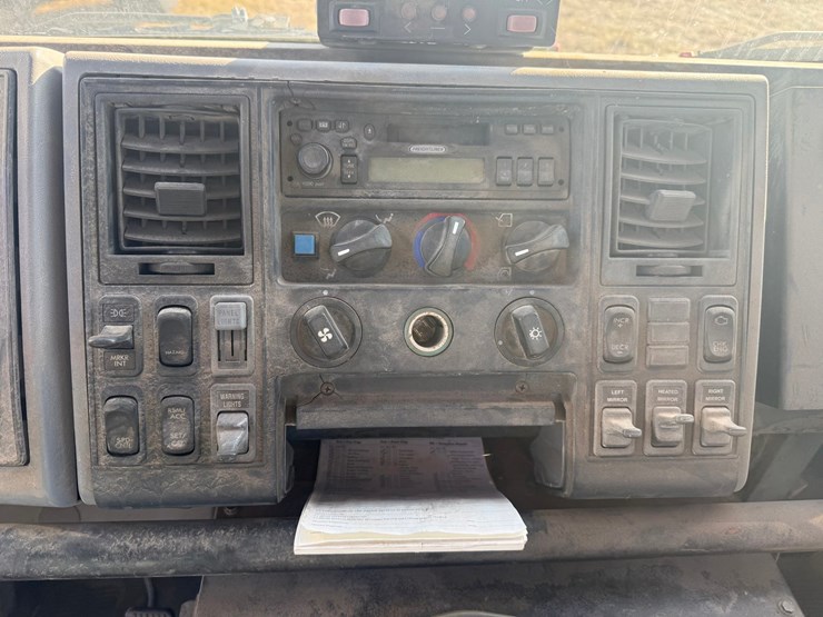 2002-freightliner-fc70-image-82