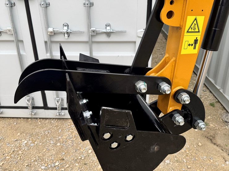 2026-unused-rt15r-z-mini-excavator-...-broken-throttle-see-photos,-can-be-adjusted-manually-image-3