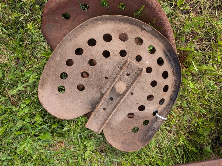 #4056-•-vintage-metal-tractor-seats-image-4