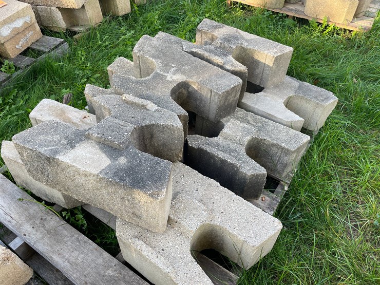 #3200-•-pallet-of-interlocking-concrete-retaining-wall-blocks-image-6
