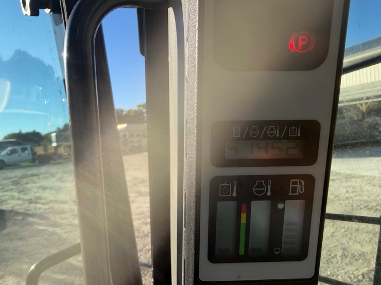 2019-new-holland-l220-image-14