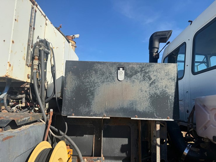 2002-freightliner-fc70-image-35