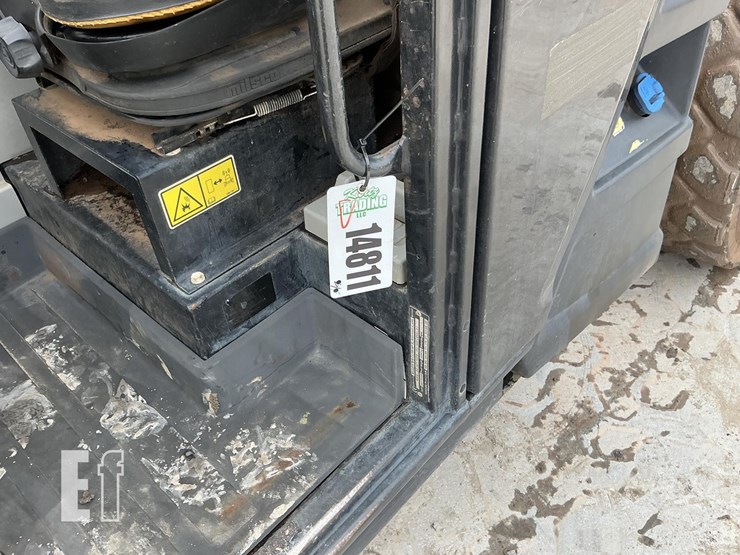 2018-caterpillar-tl1055d-image-19