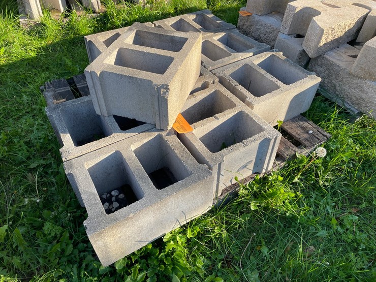 #3189-•-pallet-of-cinder-blocks-image-1