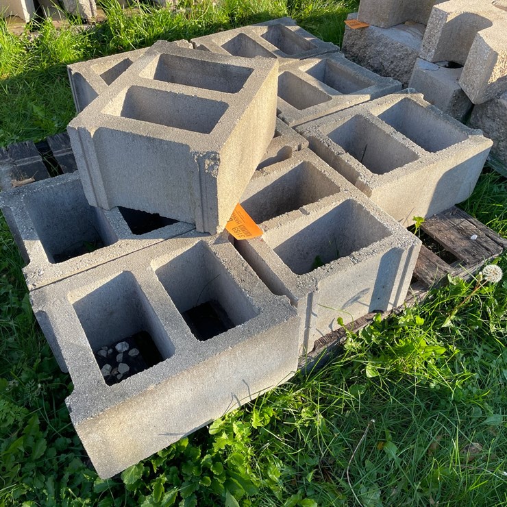 #3189 • Pallet of Cinder Blocks