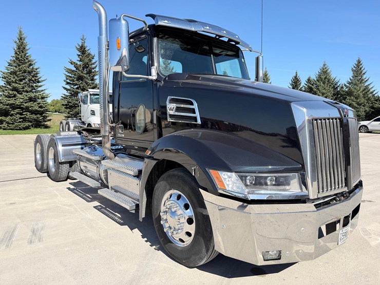 #1727-•-2020-western-star-day-cab-truck-tractor-image-7