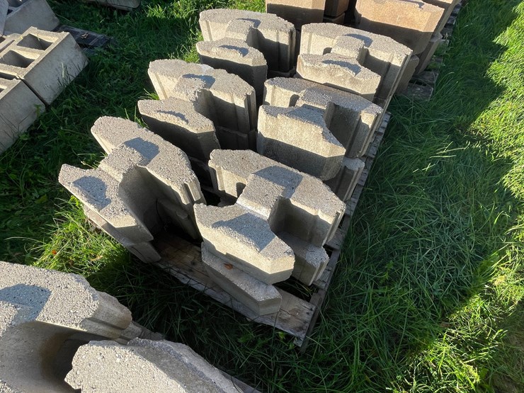 #3187-•-(3)-pallets-of-concrete-retaining-wall-blocks-image-4