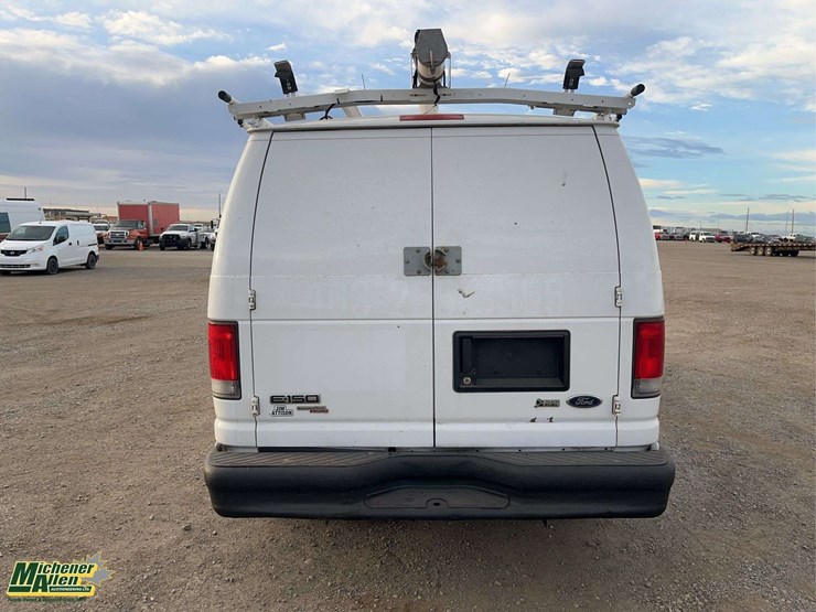 2014-ford-cargo-image-6