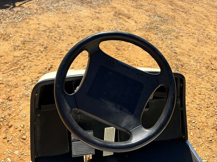 2002-yamaha-2-seater-golf-cart-image-7