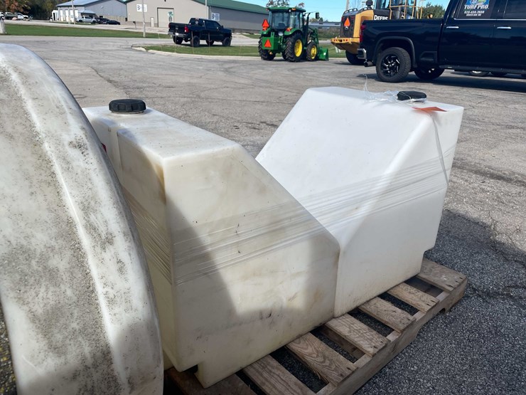 #1832-•-(2)-poly-tanks-image-6