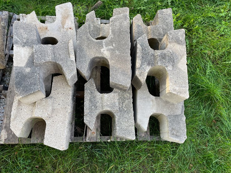 #3200-•-pallet-of-interlocking-concrete-retaining-wall-blocks-image-5