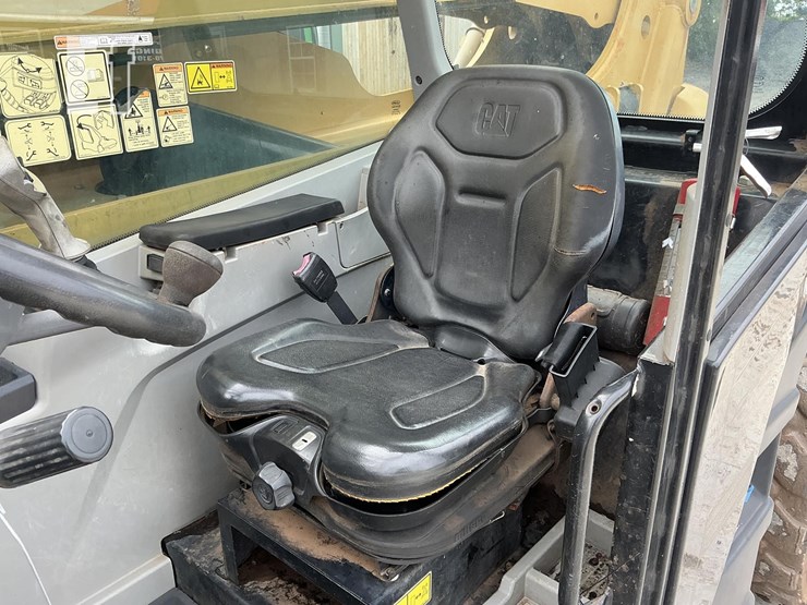 2018-caterpillar-tl1055d-image-12