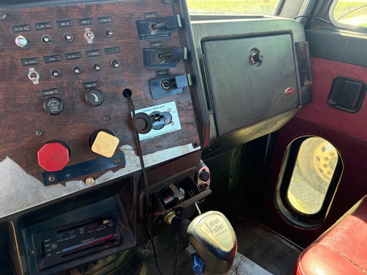 1993-peterbilt-379-image-25