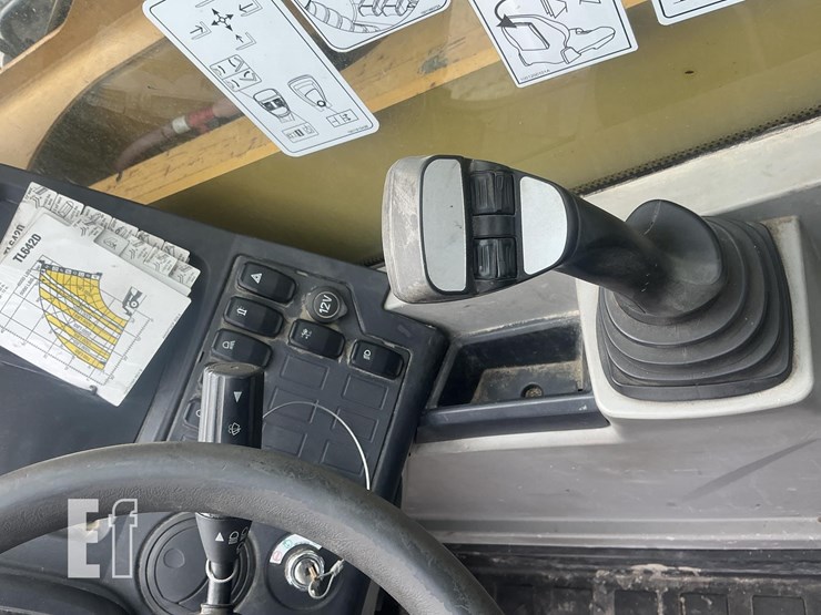2020-caterpillar-tl642d-image-12