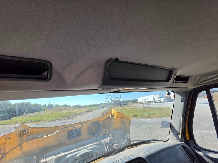 2011-freightliner-m2-106-image-87