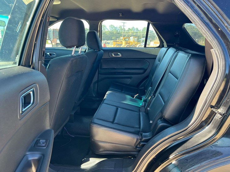 2015-ford-explorer-image-15