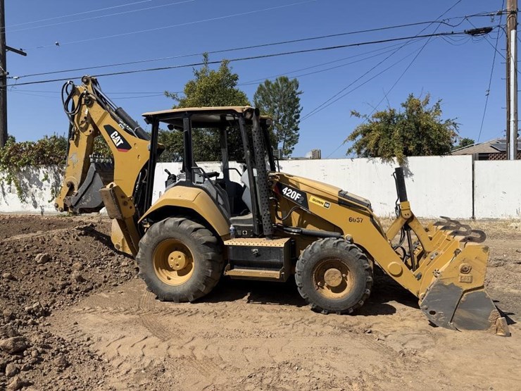 2019-caterpillar-420f2-image-1