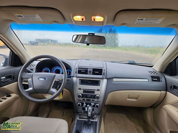2012-ford-fusion-se-image-19
