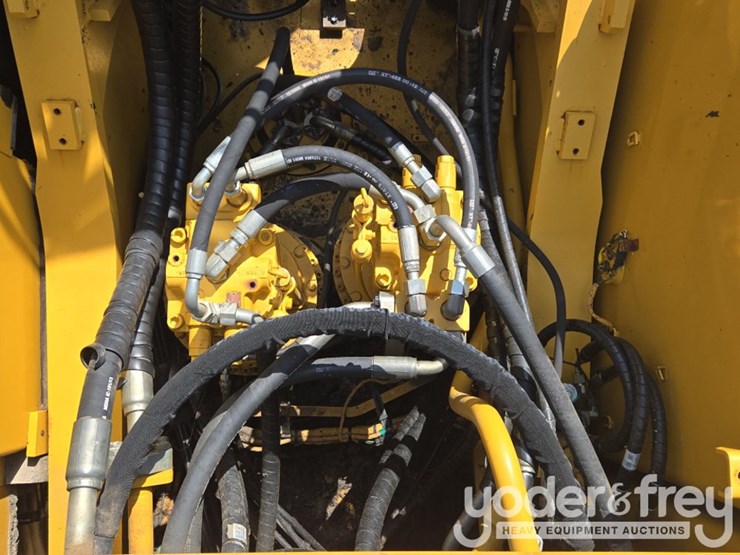 2018-caterpillar-352-image-50