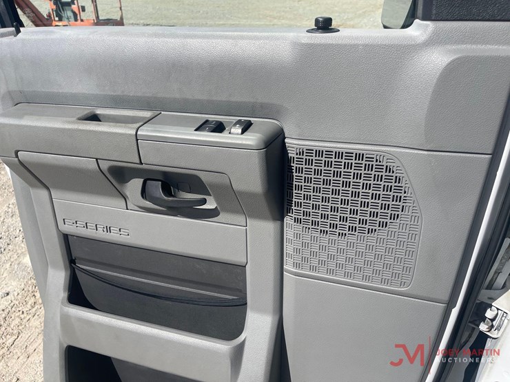 2014-ford-cargo-image-24
