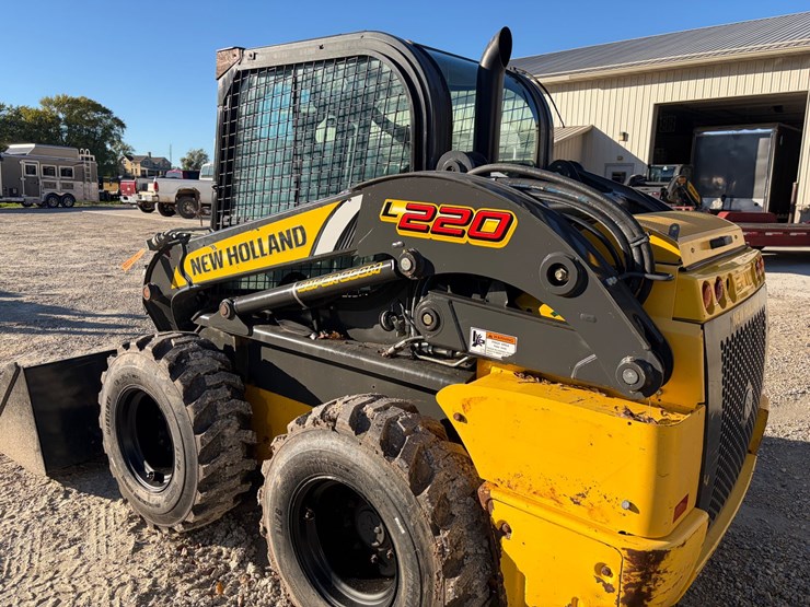 2019-new-holland-l220-image-4