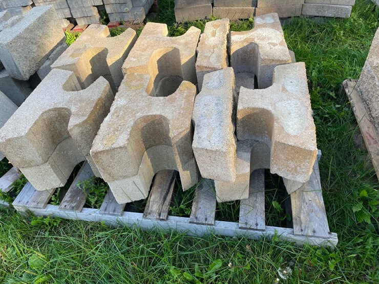 #3199-•-(2)-pallets-of-interlocking-concrete-retaining-wall-blocks-image-11