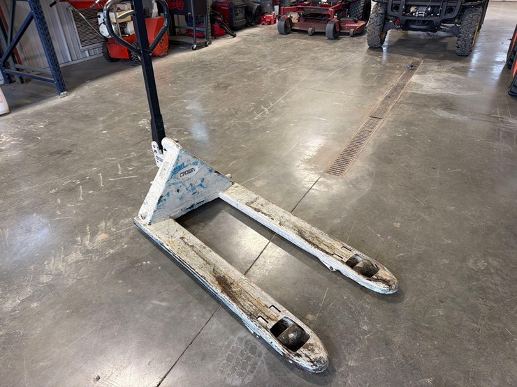 crown-pallet-jack-image-3
