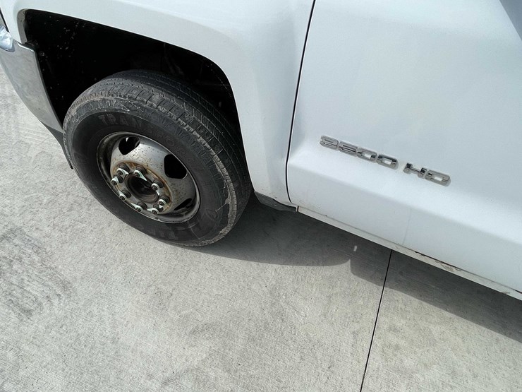 2018-chevrolet-3500-image-12