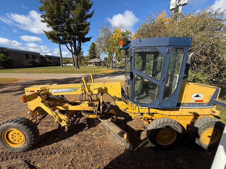 #3534-•-komatsu-gd305a-motor-grader-image-2